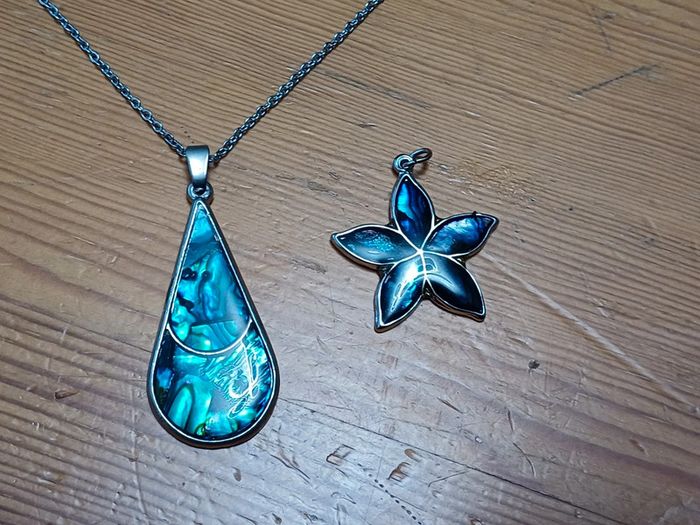 Chaîne et 2 pendentifs