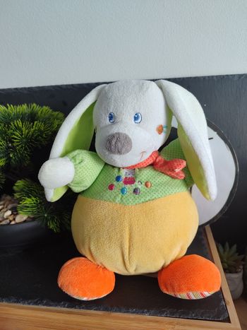 peluche musicale musique lapin boule mots d'enfants blanc vert jaune balle chat écharpe orange