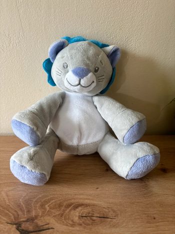 Doudou lion gris blanc bleu Luc et Léa