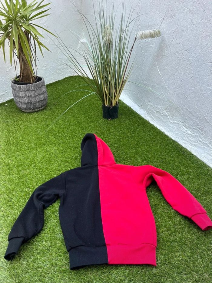 Très jolie pull à capuche scared & cubed taille 8 ans - photo numéro 2