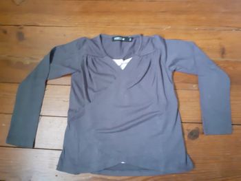 Sweet blanc avec motif pierres couleurs en relief avec effet veste grise cache coeur