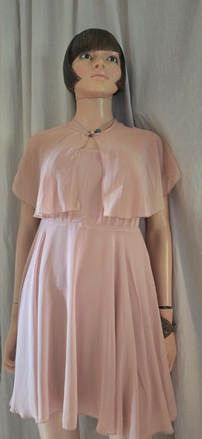 robe dégriffée rose poudré avec cape amovible Taille 36/S défauts - photo numéro 6