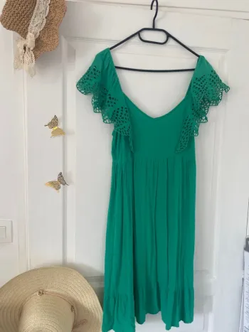 Robe verte manche en dentelle