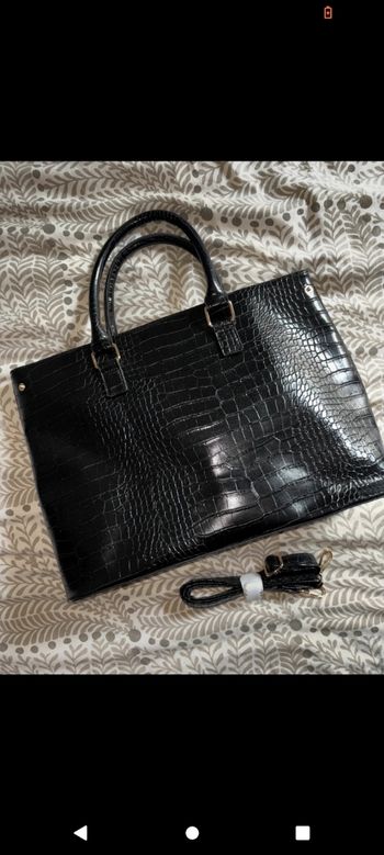 Superbe grand sac noir effet croco 