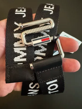 Ceinture Tommy Jeans noire taille 85 neuve avec étiquette.
