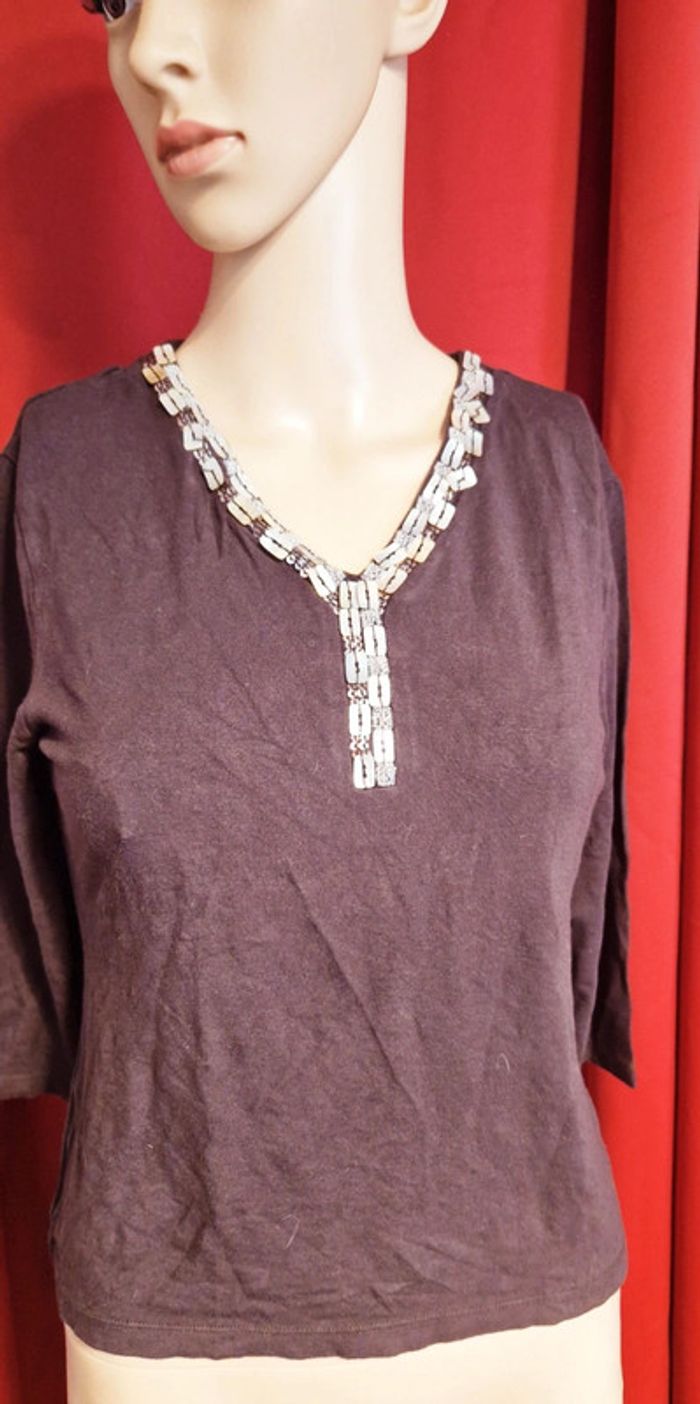 Joli haut col V, avec perles maison 123 taille 42/44