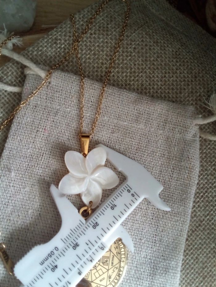 Collier médaillon archanges et fleur de n'a'c'r'e - photo numéro 4