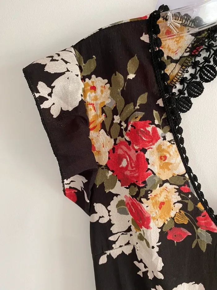 Robe noir grosse fleur - photo numéro 3