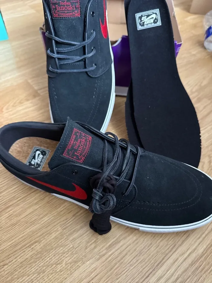 Basket 47,5 Nike SB noir et rouge