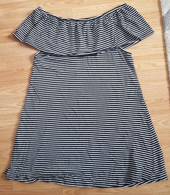 Haut rayée, épaules dénudées