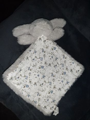 Doudou lapin gris tout doux bouchara imprimé petites fleurs bleues