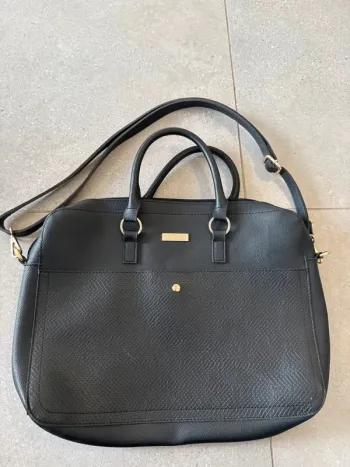Sac à main et bandoulière Cosmopolitan, bon état mais il y a des marques d'usures, 38x28cm
