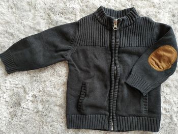 Gilet zippé noir
2 ans 
Kidkanaï
