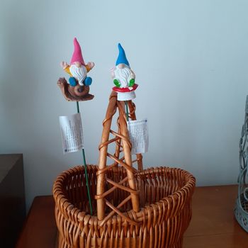 Neuf: 2 figurines Nain de jardin sur pic