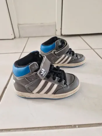 Baskets Adidas enfant taille 24