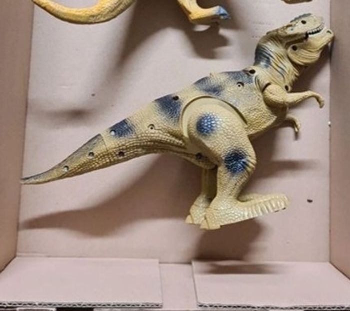 1 dinosaure à piles