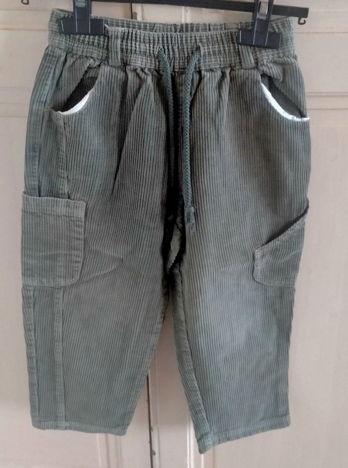 Pantalon velours kaki enfant/ taille 4 ans/ tres bon etat.