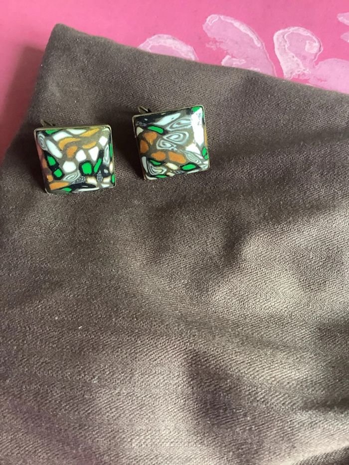 Boucles d’oreilles percées métal et résine pièce unique créatrice