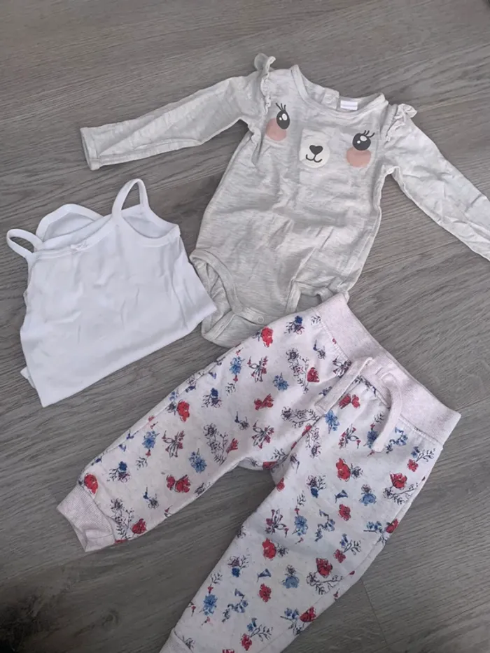 Ensemble bébé fille 9-12 mois avec jogging + 2 body