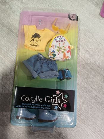 Poupée corolle tenue