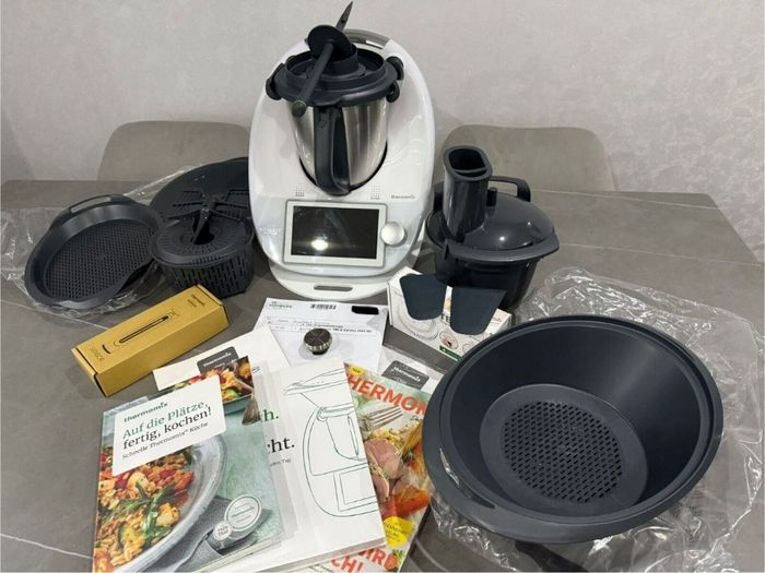 Vorwerk Thermomix TM6 avec accessoires supplémentaires et garantie restante