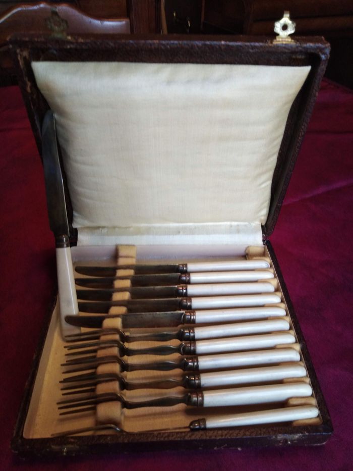6 couteaux et 6 fourchettes anciens