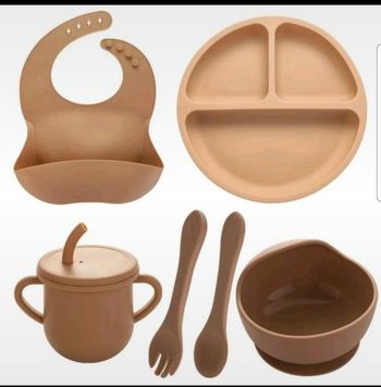 6 pièces vaisselle bébé. Coffret repas. En silicone. Neuf. Bavoir,  assiette , couverts, bol, tasse à bec. En silicone. Neuf