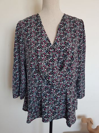 Blouse noire à fleurs multicolores façon cache cœur. Kiabi. T44, 50cm aux aisselles, cm de haut.