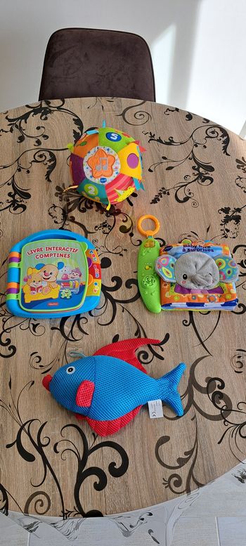 Lot de 4 jouets pour 6/9 mois
