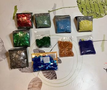 Lot perles divers et feuilles loisirs créatifs