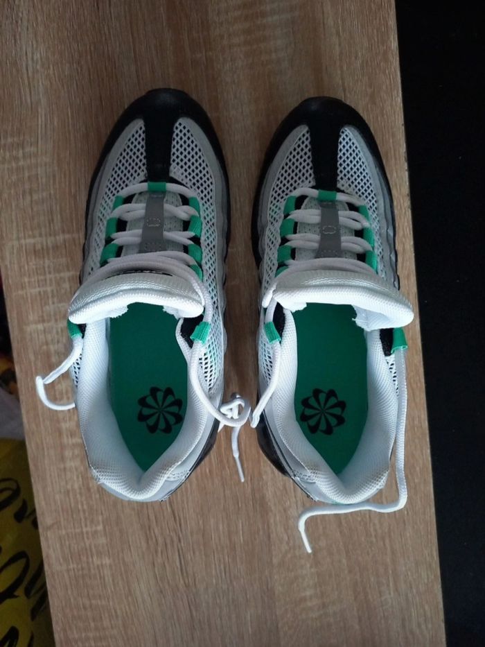 Basket Nike Air max 95  Neuve  T 37,5 - photo numéro 5