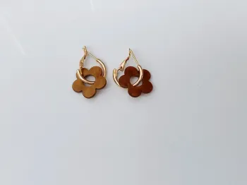 Boucles d’oreilles fleurs marron en résine – anneaux dorés