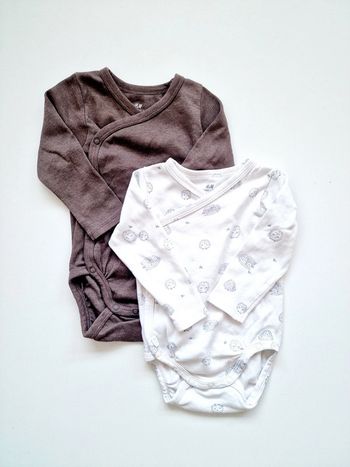 H&M - Lot de 2 bodies manches longues (9 mois)