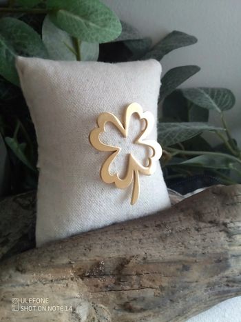 Broche pin's porte bonheur trèfle à 4 feuilles acier doré