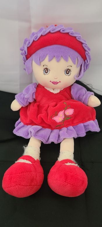 Poupée chiffon en robe et chapeau en velours rouge et violet