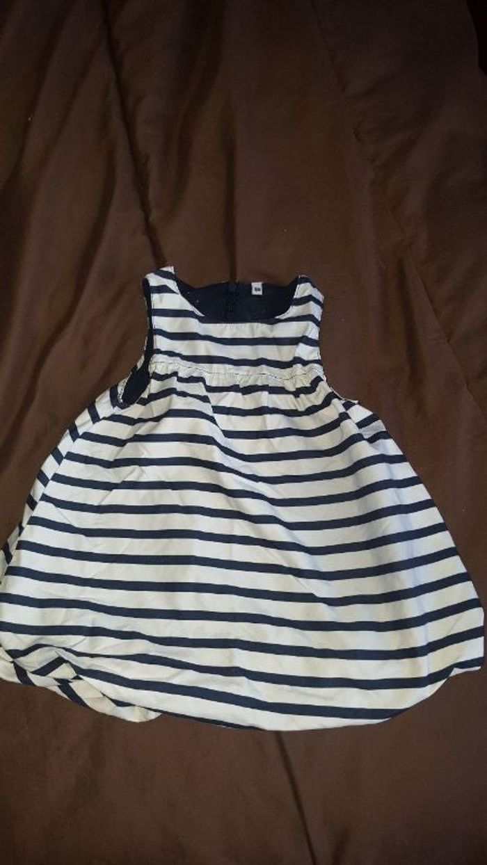 jolie robe marine et blanche orchestra 18 mois .très bon état