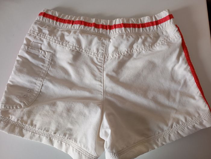 Short mixte . 8/10 ans . Nike . Blanc et rouge . Coton polyamide polyester. Très bon état - photo numéro 2