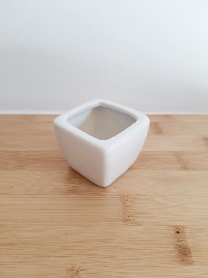 Mini cache pot