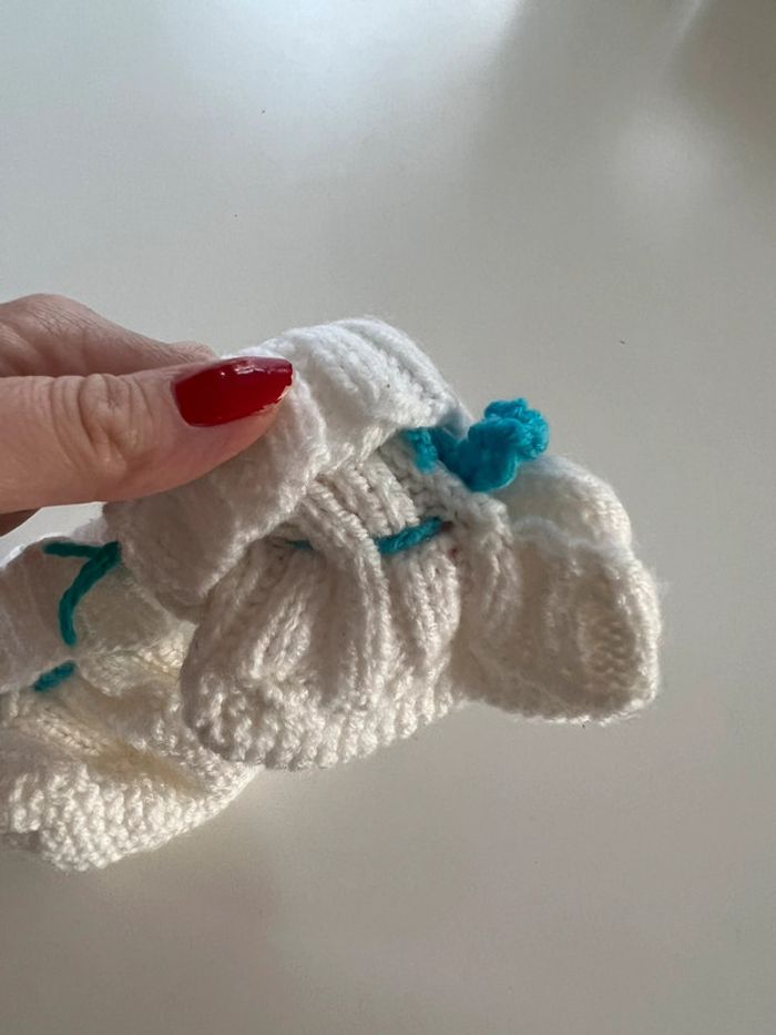 Petit chausson bébé fait mains blanc & bleu - photo numéro 2