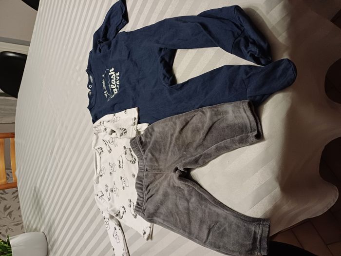 2 pyjamas garçons Taille 12 mois