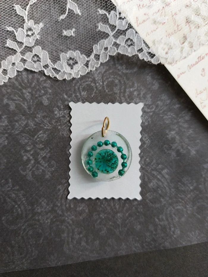 magnifique pendentif en résine avec fleurs et chaînette en perle couleur turquoise nacrée - photo numéro 3