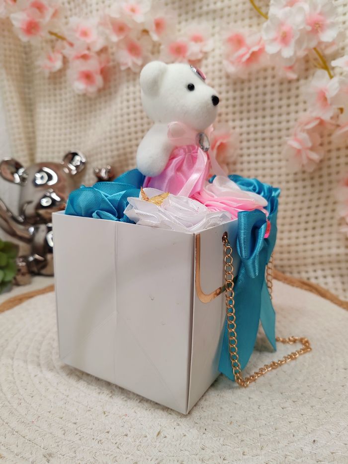 Box fleurale avec rose en satin - photo numéro 3