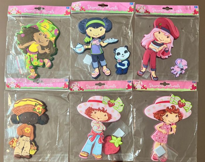 Stickers décoration murale Charlotte aux Fraises et ses amies