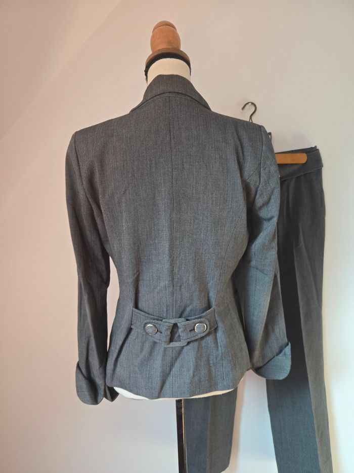 Tailleur pantalon Sinéquanone – Élégance intemporelle en gris anthracite - photo numéro 5
