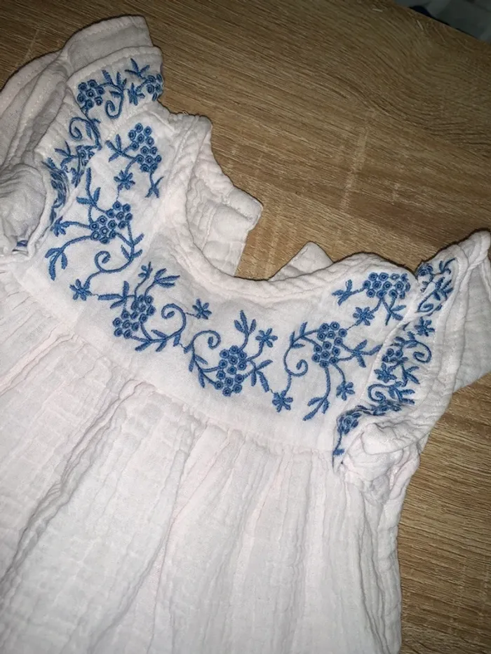 Blouse bébé coton blanc broderie bleue fleurie 9/12 mois - photo numéro 2