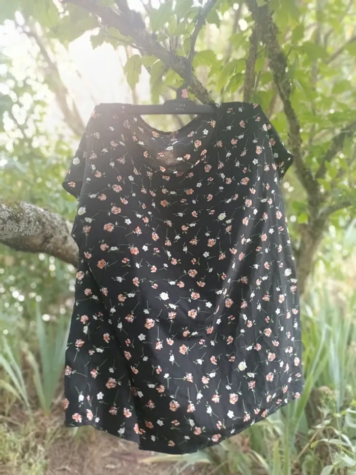 T-shirt fleurie - photo numéro 3
