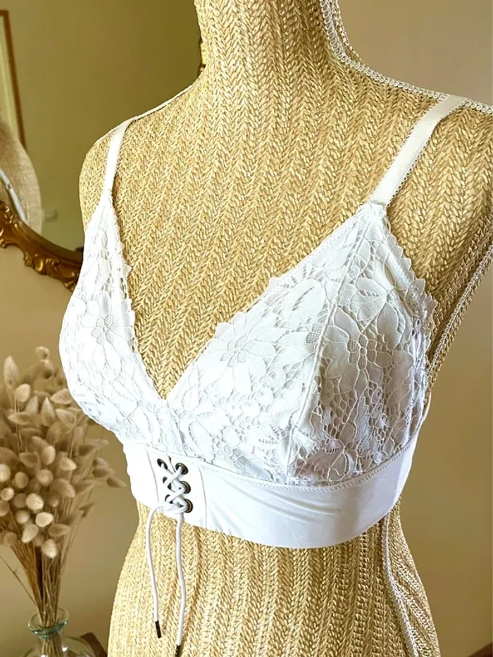 sublime Bralette blanche dentelle corsage devant neuf style feminin romantique