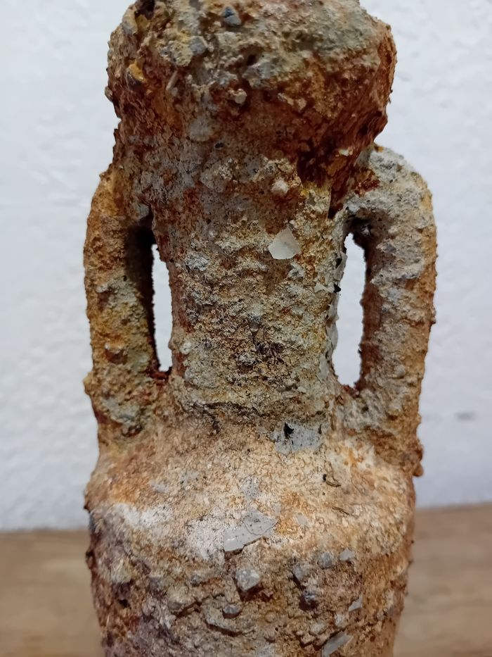 Amphore  rouillée avec son socle rouillé - photo numéro 3