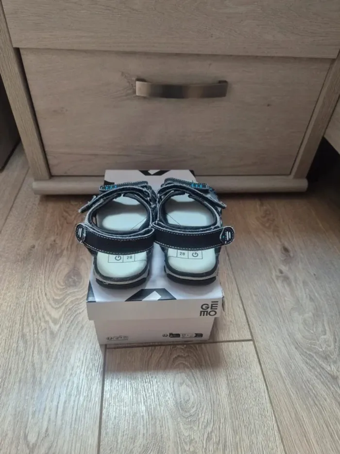 Chaussures sandales / nu-pieds gémo pointure 28 en très bon état - photo numéro 3