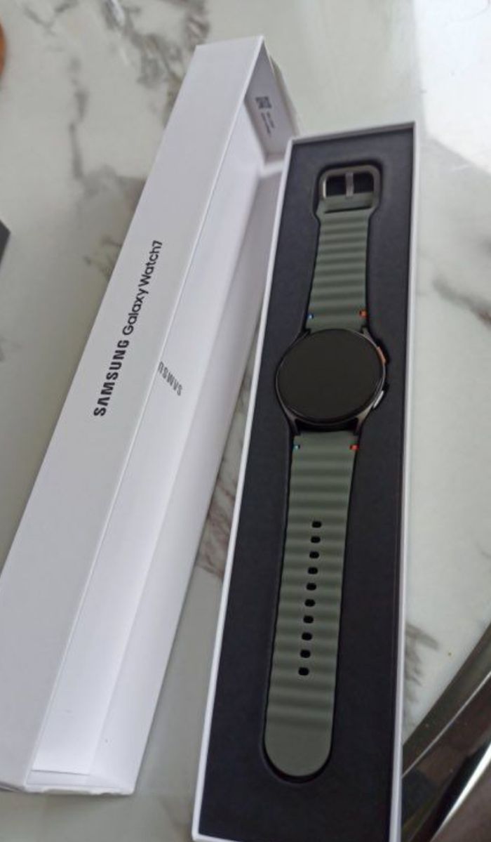Samsung Galaxy watch 7 comme neuf - photo numéro 2